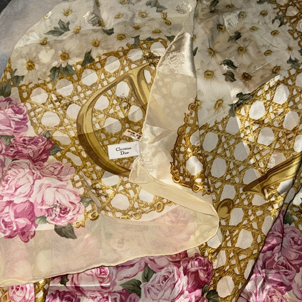 Preloved Christian Dior scarf excellent condition 💯 % silk size is 34”X 34” - Picture 4 of 4